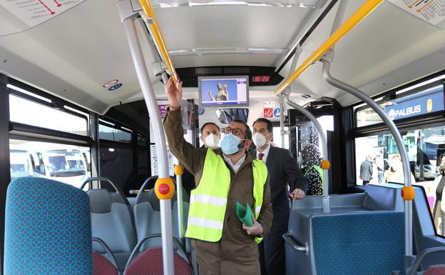 El alcalde visita los nuevos autobuses.