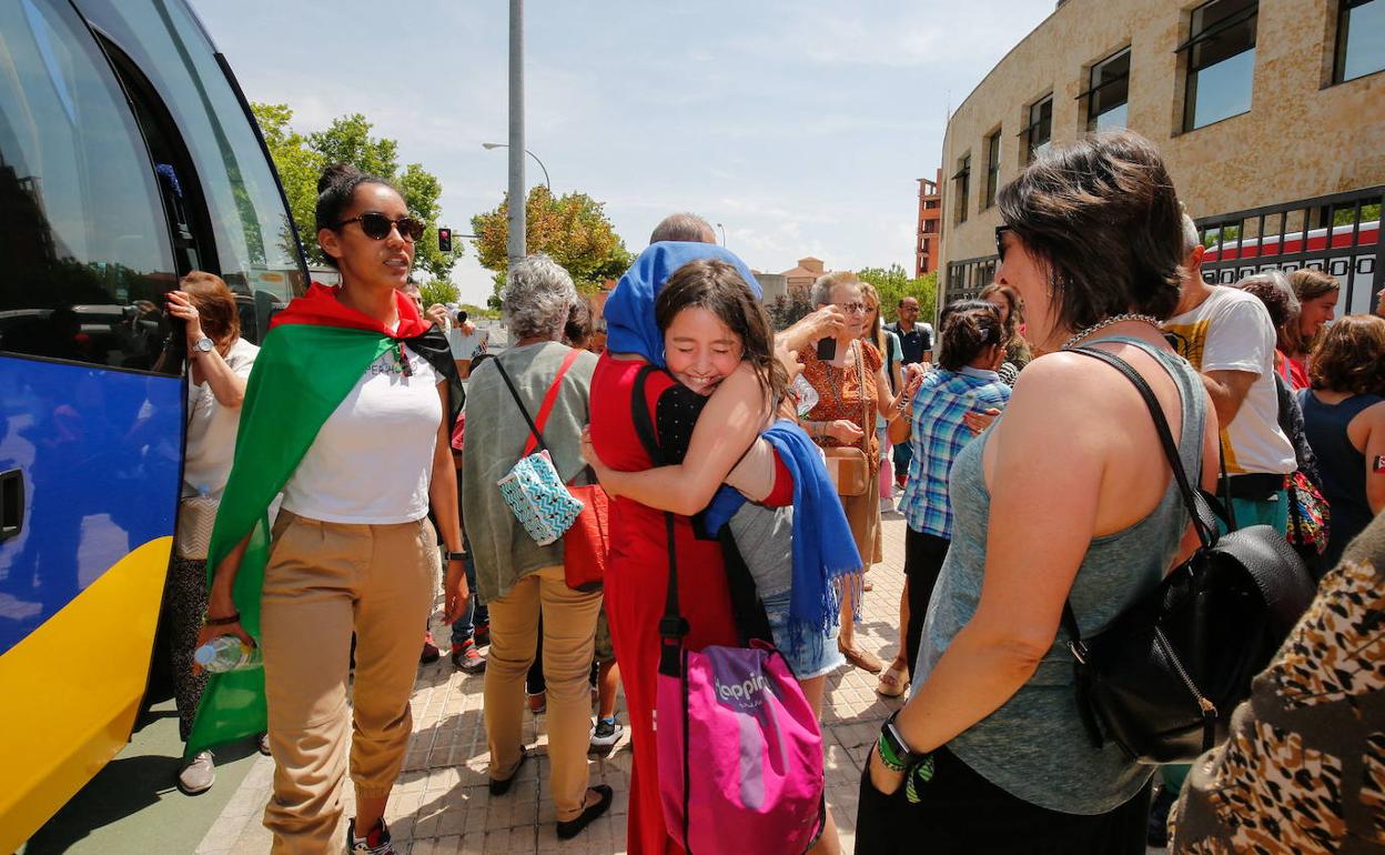 Llegada de niños saharuis en una edición anterior de 'Vacaciones en Paz'