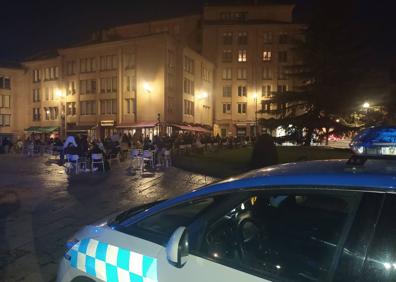 Imagen secundaria 1 - La Policía Local disuelve una aglomeración de más de 300 personas en las terrazas de La Antigua