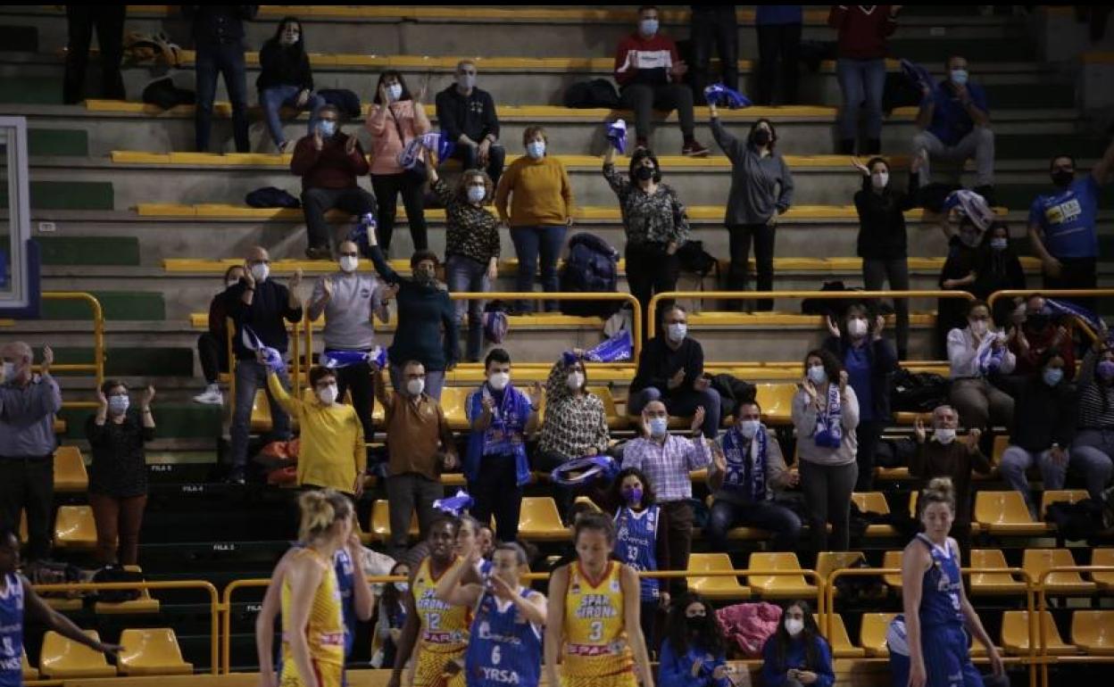 Publico en las gradas de Würzburg en un partido entre Avenida y Girona. 