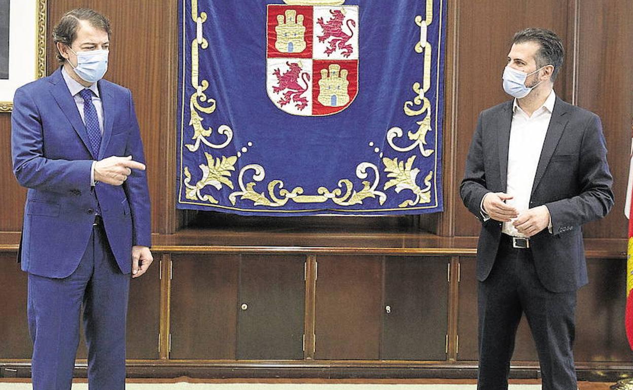 Mañueco y Tudanca, en un encuentro institucional al comienzo de la pandemia.