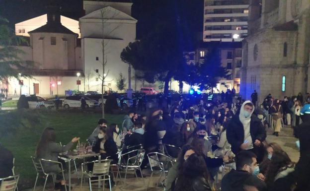 Imagen principal - La Policía Local disuelve una aglomeración de más de 300 personas en las terrazas de La Antigua