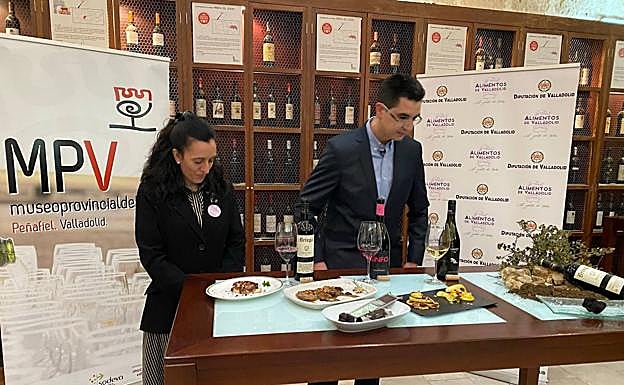 Los sumilleres Noemí Arévalo Bocos y José Antonio Ojosnegros en el Museo del Vino de Peñafiel. 
