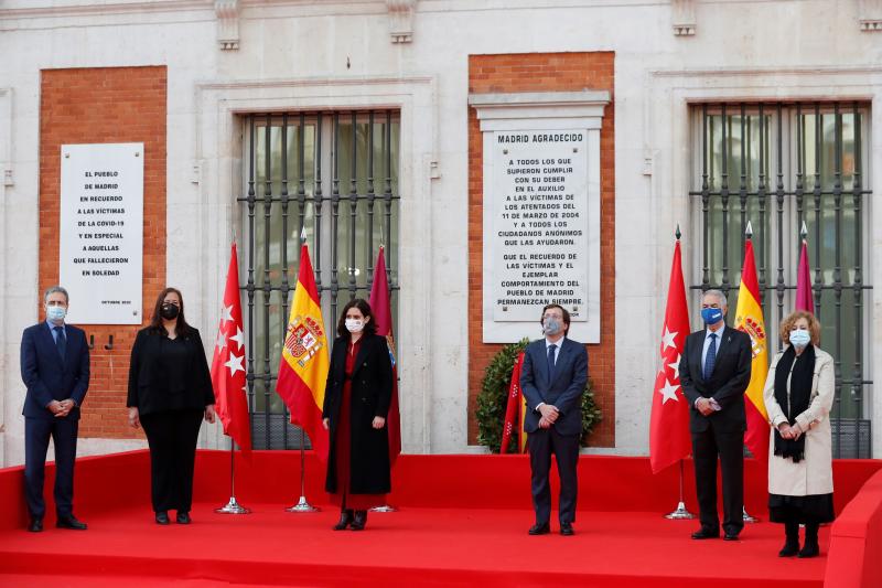 (De izq a der) Tomás Caballero, presidente de la Fundación Víctimas del Terrorismo; Maite Araluce, presidenta de la Asociación Víctimas del Terrorismo; la presidenta de la Comunidad de Madrid, Isabel Díaz Ayuso; el alcalde de la capital, José Luís Martínez-Almeida; Eulogio Paz, presidente de la Asociación 11-M afectados del Terrorismo, y Ángeles Domínguez, vicepresidenta de la Asociación de Ayuda a las Víctimas del 11-M