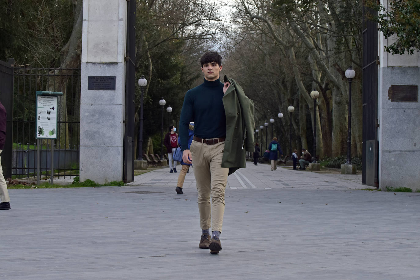 Inquieto, deportista y amante de la lectura, este lagunero, que intentará alzarse con el título de Mister Internacional España en verano, trabaja actualmente como tornero fresador aunque su sueño es entrar en el Cuerpo Nacional de Policía