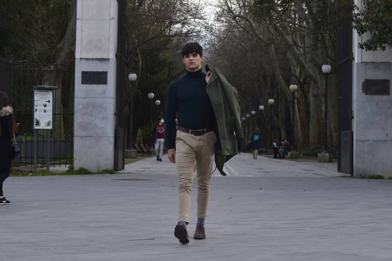 Inquieto, deportista y amante de la lectura, este lagunero, que intentará alzarse con el título de Mister Internacional España en verano, trabaja actualmente como tornero fresador aunque su sueño es entrar en el Cuerpo Nacional de Policía