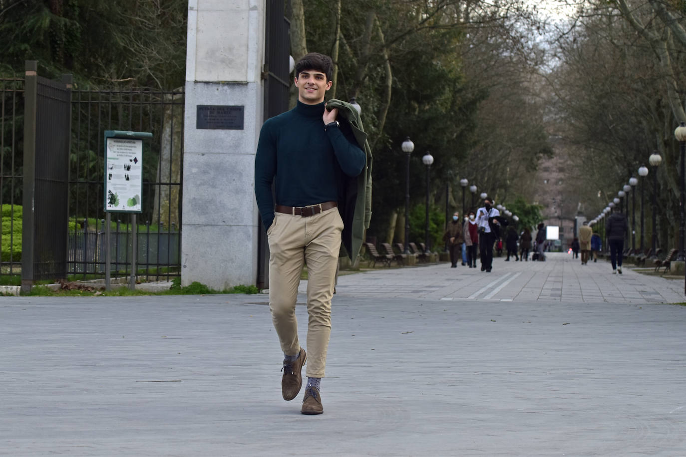 Inquieto, deportista y amante de la lectura, este lagunero, que intentará alzarse con el título de Mister Internacional España en verano, trabaja actualmente como tornero fresador aunque su sueño es entrar en el Cuerpo Nacional de Policía
