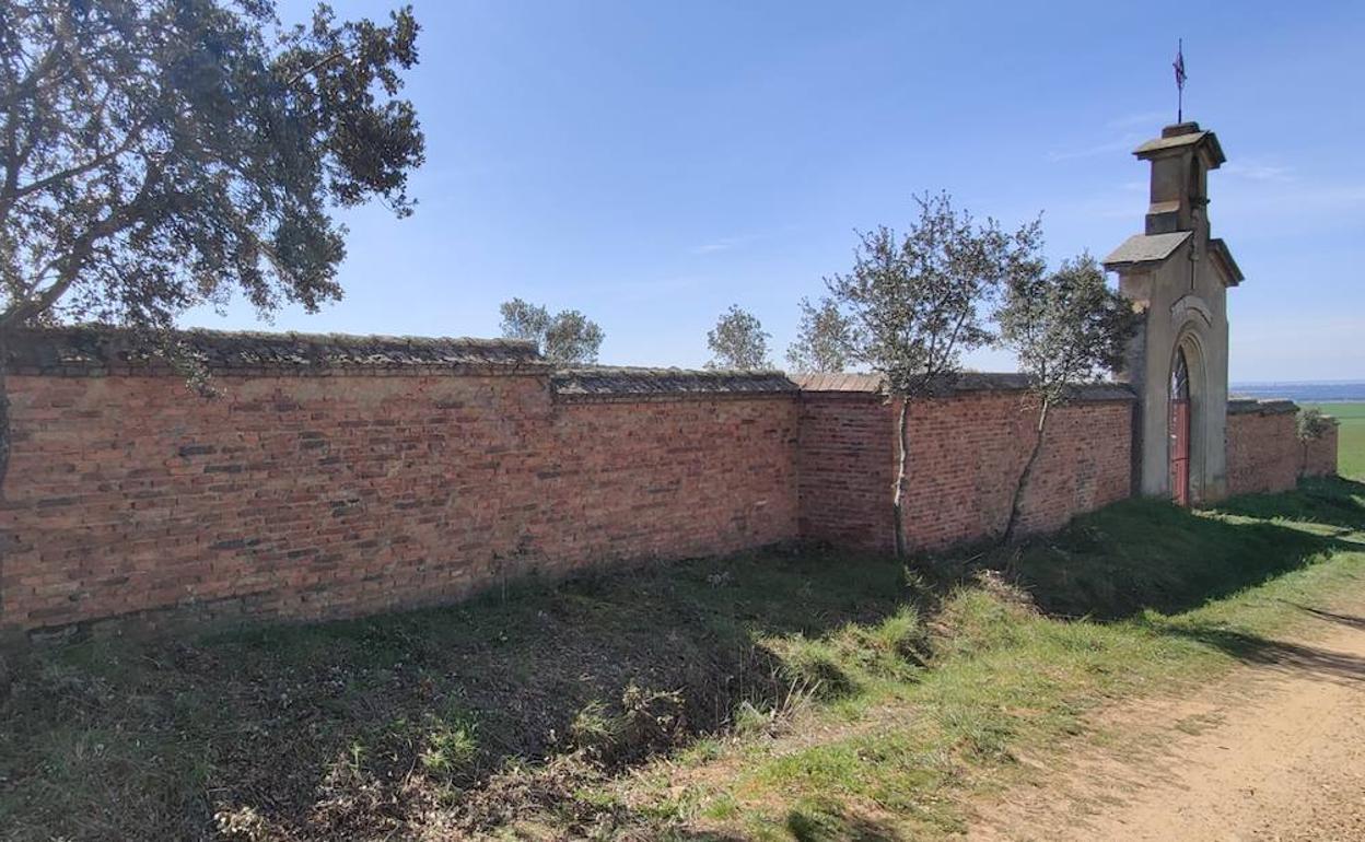 Antiguo camposanto, junto al que discurre la senda.
