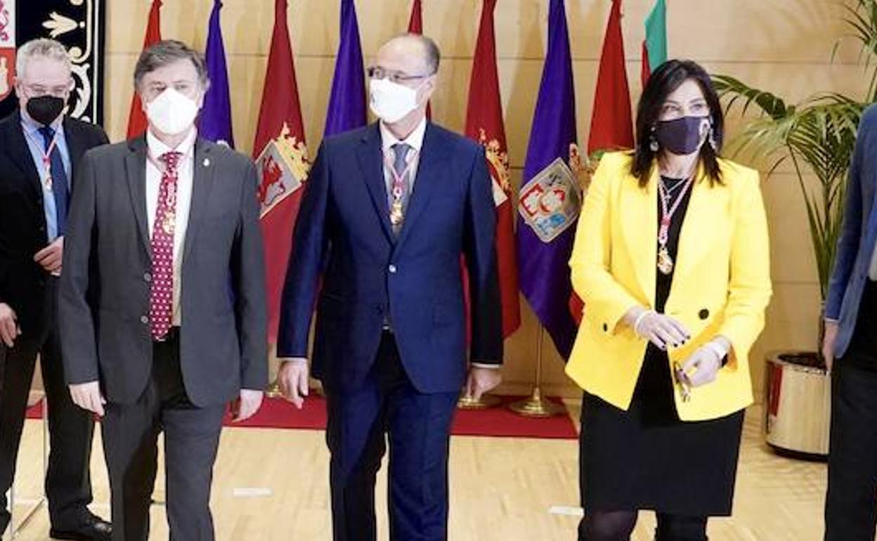 Luis Fuentes (Cs), con los dos vicepresidentes de las Cortes, Francisco Vázquez (PP) y Ana Sánchez (PSOE). 