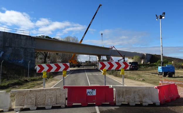 El nuyevo viaducto en construcción sobre la carretera de las Arcas Reales.