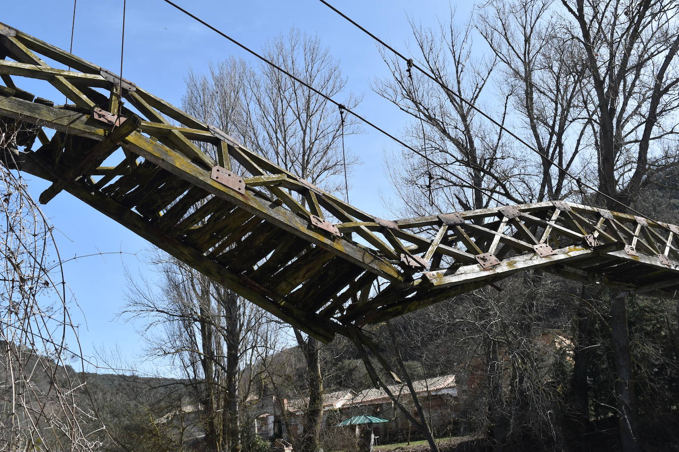Estado de deterioro de la pasarela de Alar del Rey.