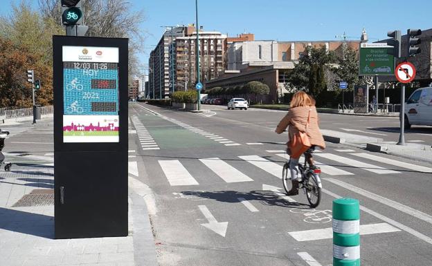 Un panel muestra en tiempo real el número de ciclistas que pasan a diario por Isabel la Católica en Valladolid