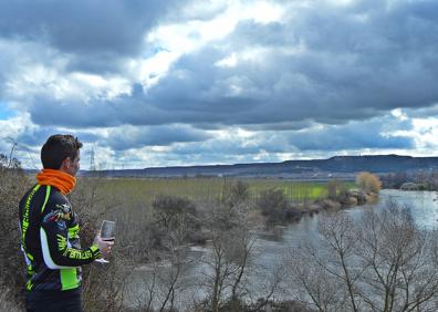 Imagen secundaria 1 - Arriba, Senderos del Clarete a su paso por bodegas tradicioanales; abajo, Canal de Castilla y Mirador del Pisuerga a su paso por el término municipal de Cigales y el mirador del Teso Blanco. 