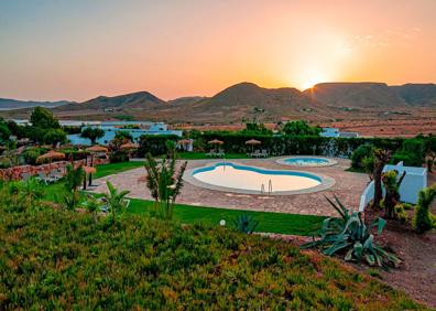 Imagen secundaria 1 - Paisaje lunar: con 330 días de sol al año, la luz adquiere una particular y rara intensidad al mezclarse con las resecas montañas volcánicas del parque. Los hosteleros de Cabo de Gata han dado un gran salto de calidad y variedad de una oferta al alcance de todos los bolsillos. La mayoría de su clientela es nacional y familiar.