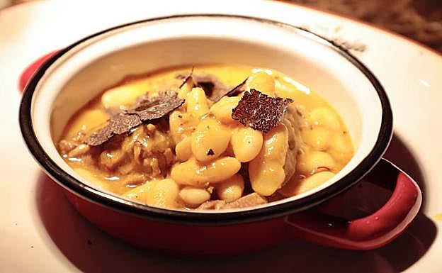 Alubias con jarretes de lechazo y trufa.  Guisadas al estilo tradicional y con un caldo de lechazo, las alubias se sirven calientes y acompañadas de unos jarretes. Para potenciar el sabor final se añade un poco de trufa rallada o en láminas. 