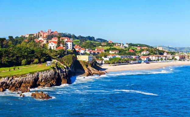 Imagen principal - La costa cántabra en Comillas, y la fachada y el interior del hotel Marina de Campíos. 