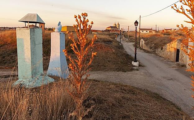 Imagen principal - Arriba, Senderos del Clarete a su paso por bodegas tradicioanales; abajo, Canal de Castilla y Mirador del Pisuerga a su paso por el término municipal de Cigales y el mirador del Teso Blanco. 