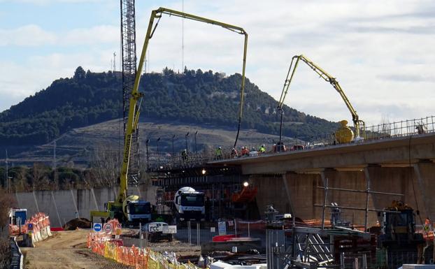 Imagen principal - Arriba, el viaducto de los Trammposos. Debajo, a la izquierda, el paso bajo la A-11 y los talleres de San Isidro (al fondo. A la derecha, el viacucto de la carretera de las Arcas Reales,