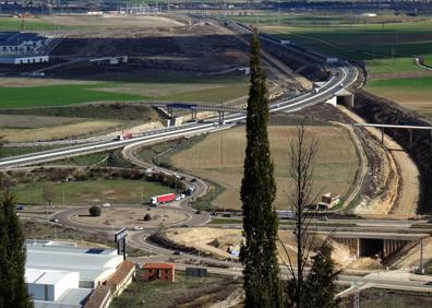 Imagen secundaria 1 - Arriba, el viaducto de los Trammposos. Debajo, a la izquierda, el paso bajo la A-11 y los talleres de San Isidro (al fondo. A la derecha, el viacucto de la carretera de las Arcas Reales,