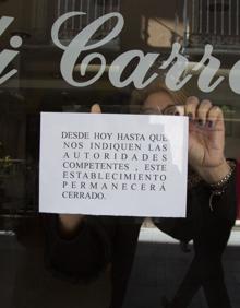Imagen secundaria 2 - Colas en el supermercado, el sábado por la mañana. En la calle Santiago comenzaban a verse las primeras mascarillas. Los comercios comenzaban a anunciar sus cierres por el inicio del estado de alarma.