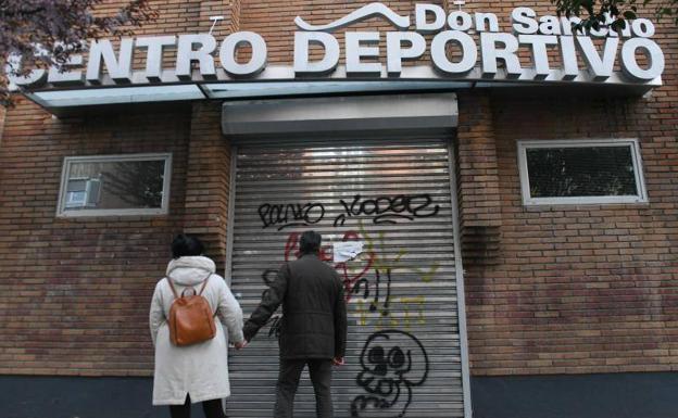 Fachada del centro deportivo Don Sancho, este lunes por la tarde.