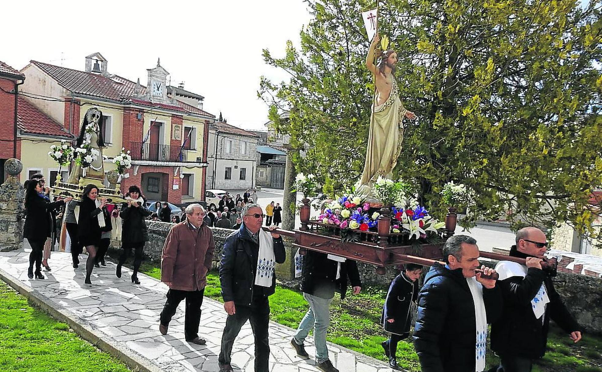 Feligreses portan en andas las imágenes en una procesión en Fuentepiñel. 