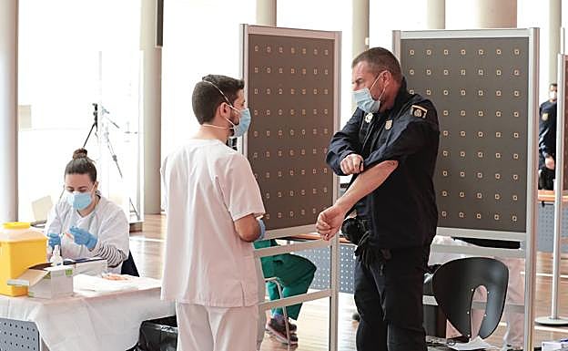 La vacuna contra la covid causa un 10% de bajas en colectivos esenciales en Valladolid