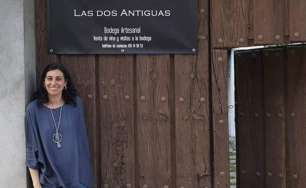 La enóloga Henar Pinilla, a la entrada de la bodega. 