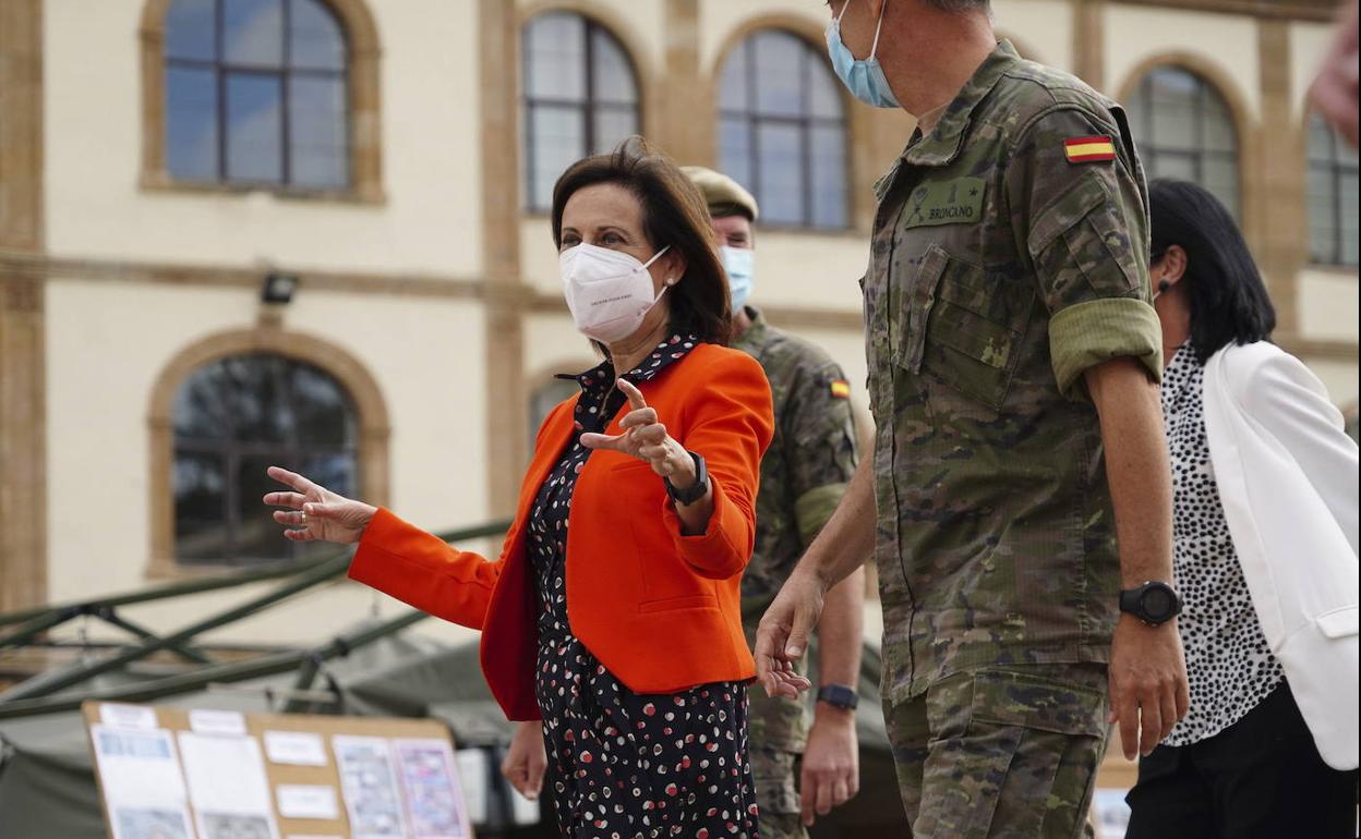 La ministra de Defensa, Margarita Robles, durante su visita del pasado mes de agosto al acuartelamiento Arroquia de Salamanca.