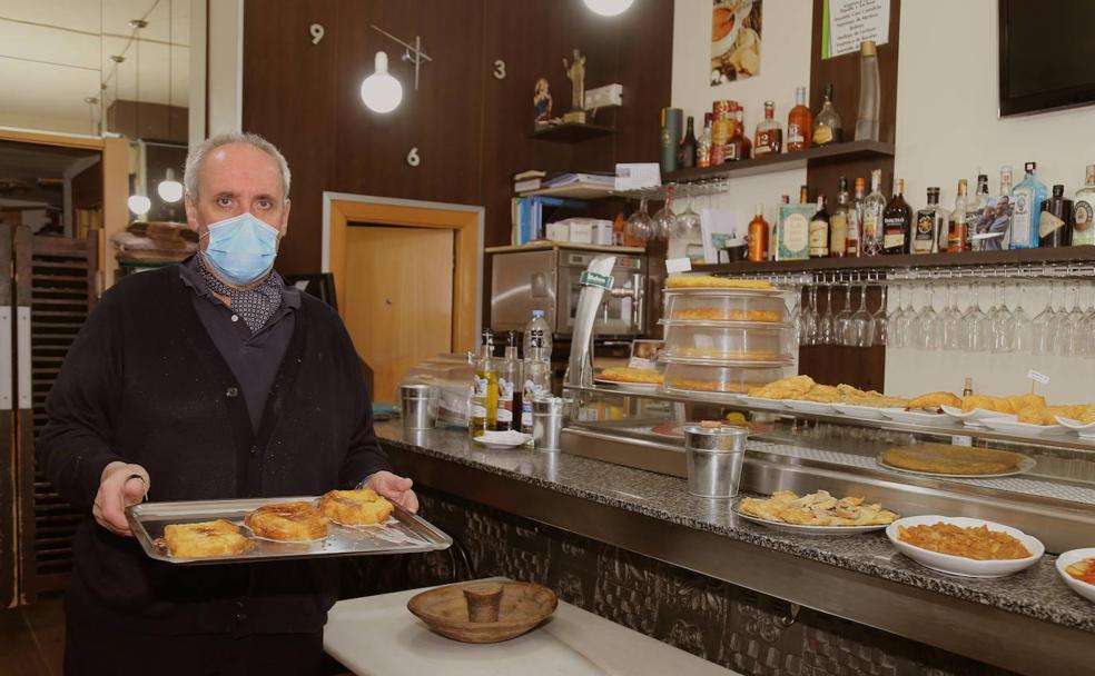 Ramón Isla, con una bandeja de sus populares torrijas. 