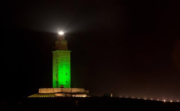 Imagen principal - Torre de hércules, La Coruña (arriba); Opera de Sidney (medio) y Madinat Jumeirah, Dubai (abajo).