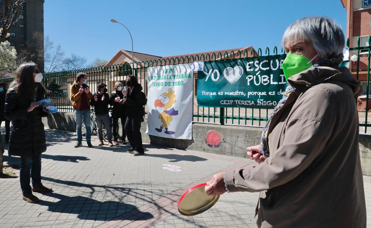 Concentración y cacerolada frente al colegio Teresa Íñigo de Toro de Valladolid. 