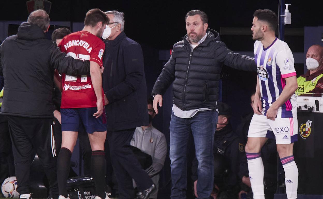 Sergio prepara el cambio de Bruno por El Yamiq en el último partido en Pamplona. 