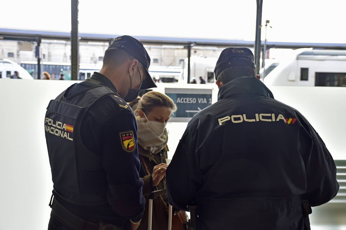 Fotos: Controles de movilidad en las estaciones de trenes y autobuses de Valladolid