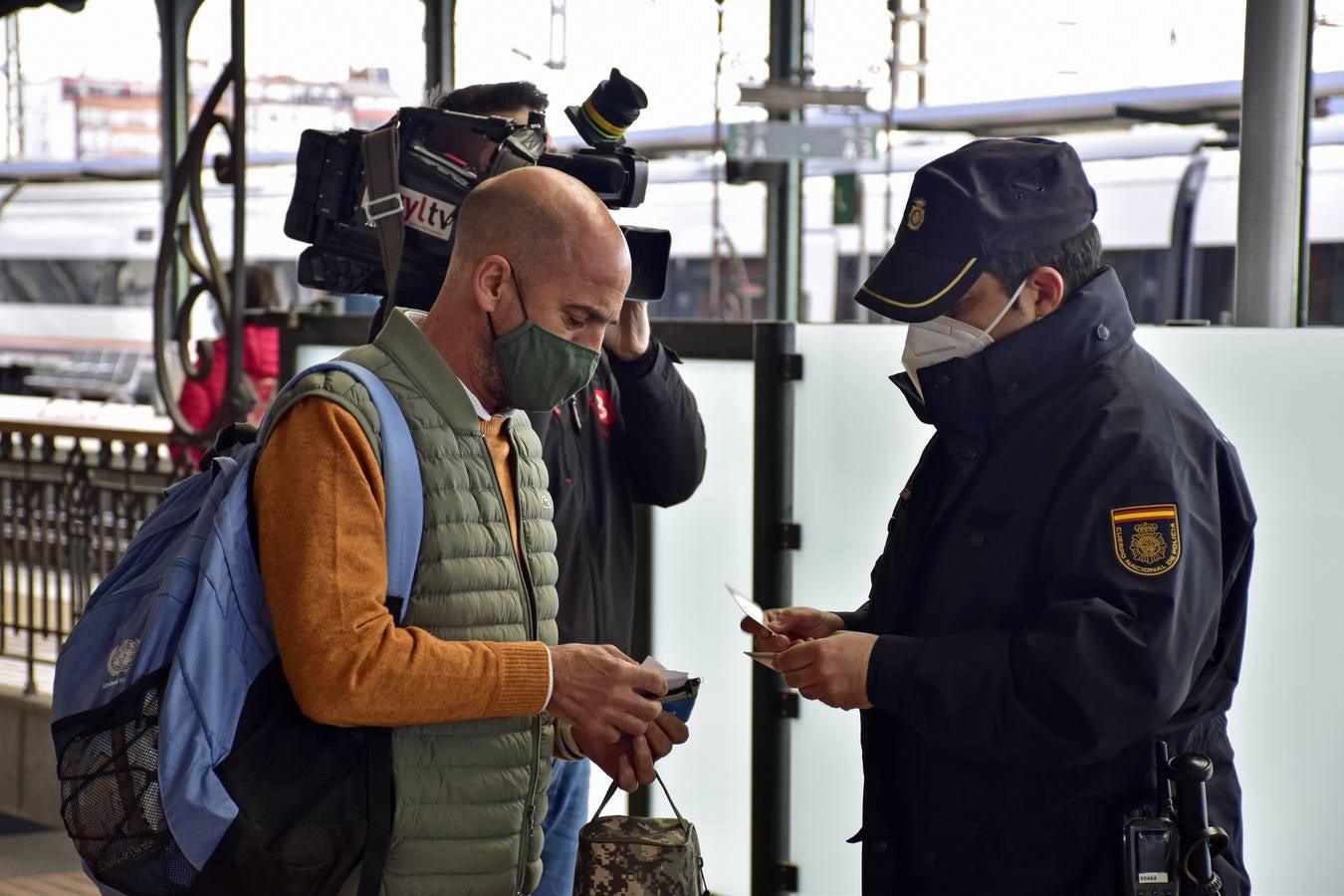 Fotos: Controles de movilidad en las estaciones de trenes y autobuses de Valladolid