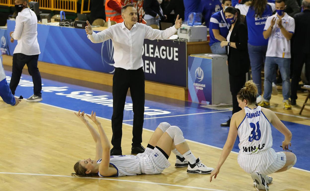 Íñiguez celebra con sus jugadoras el pase a la Finmal-Four. 