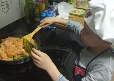 Imagen secundaria 1 - Los mellizos en diferentes momentos de la preparación de las fajitas de verduras 