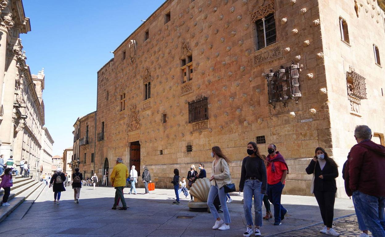 Un grupo de turistas en la calle Compañía. 