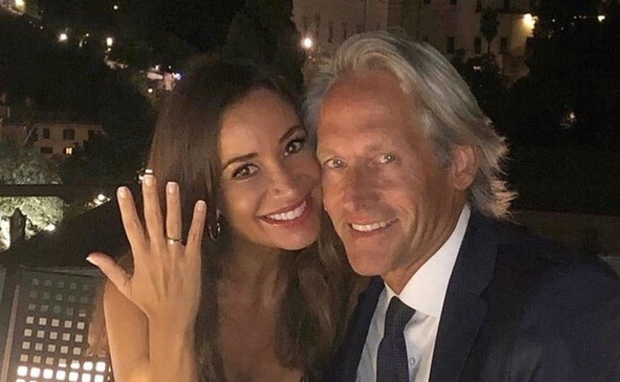 Cecilia Gómez muestra el anillo de compromiso, junto a Marco Vricella