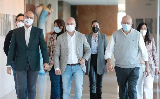 María Montero, tercera por la derecha, detrás de Igea y Castaño, en las Cortes el pasado viernes. 