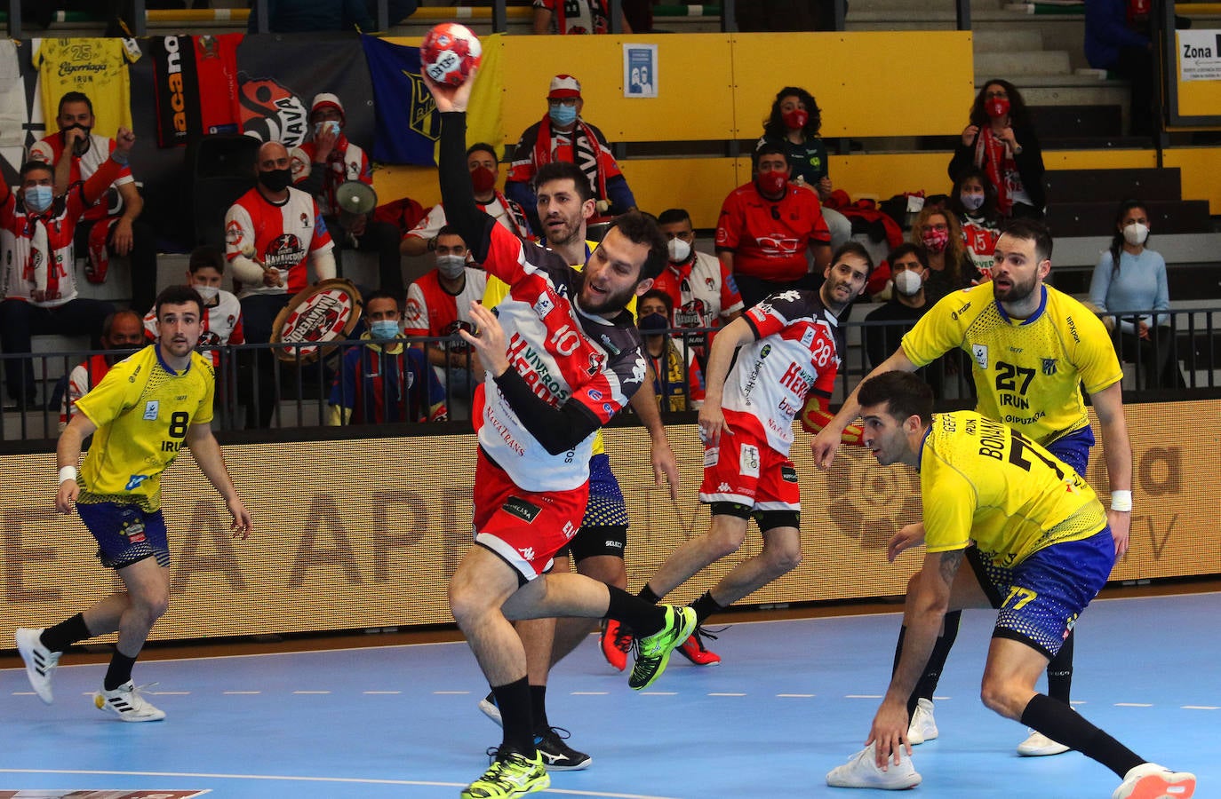 Partido de la Liga Asobal entre Balonmano Nava y Bidasoa 