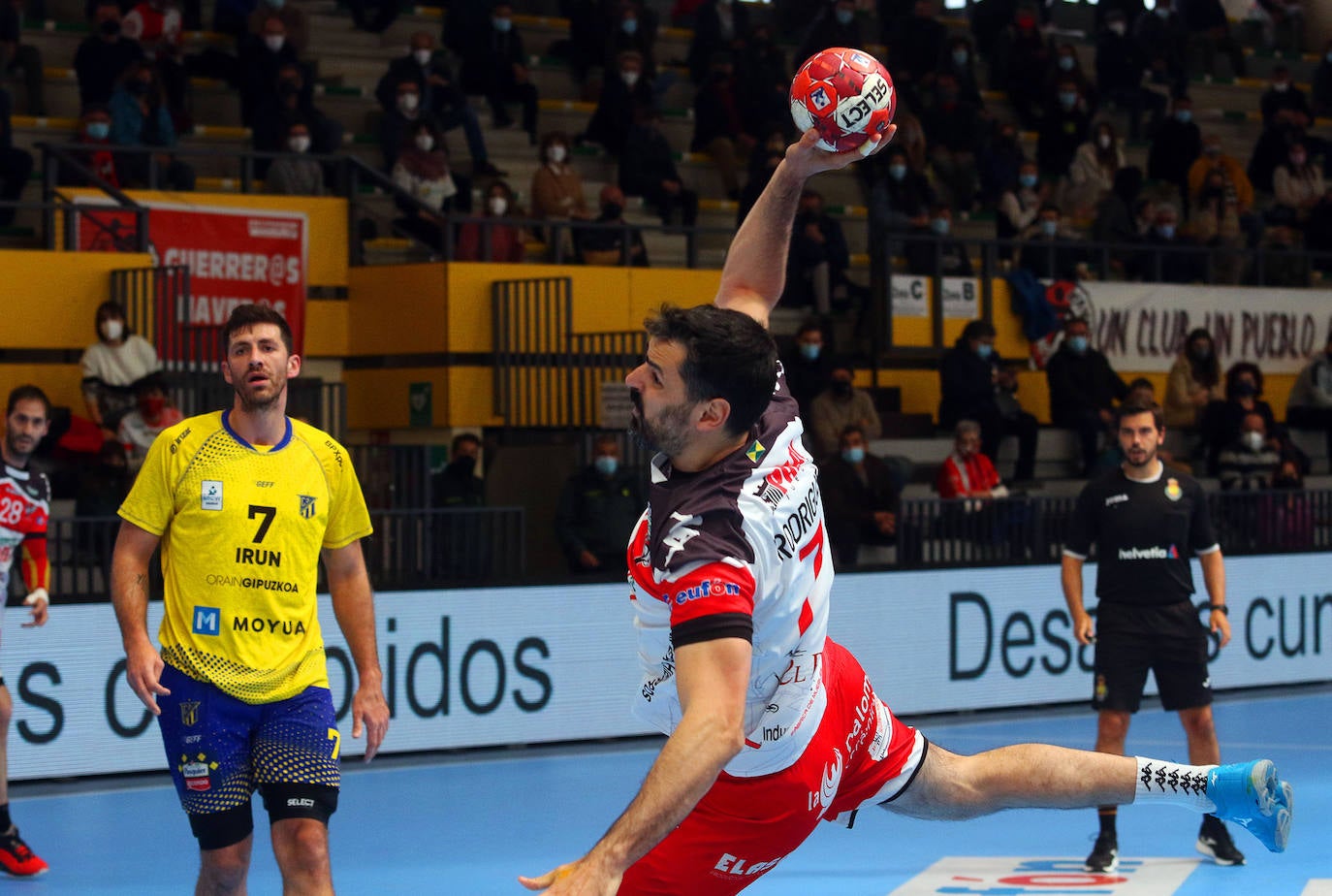 Partido de la Liga Asobal entre Balonmano Nava y Bidasoa 