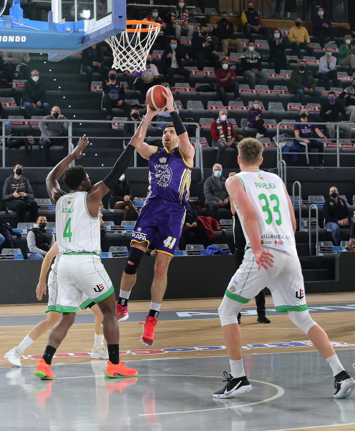 Fotos: El público aúpa al Destino Palencia en su primera victoria de la segunda fase