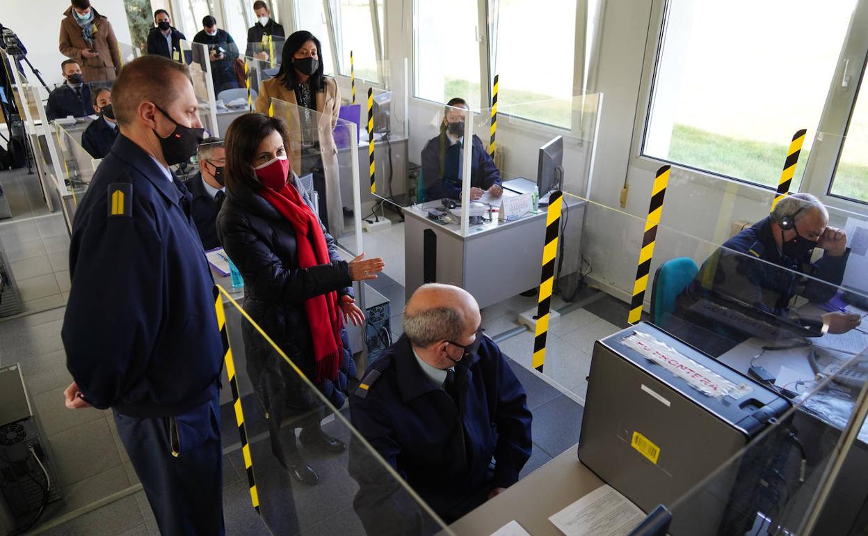 Margarita Robles prestó especial atención a la labor de los rastreadores de los casos covid.