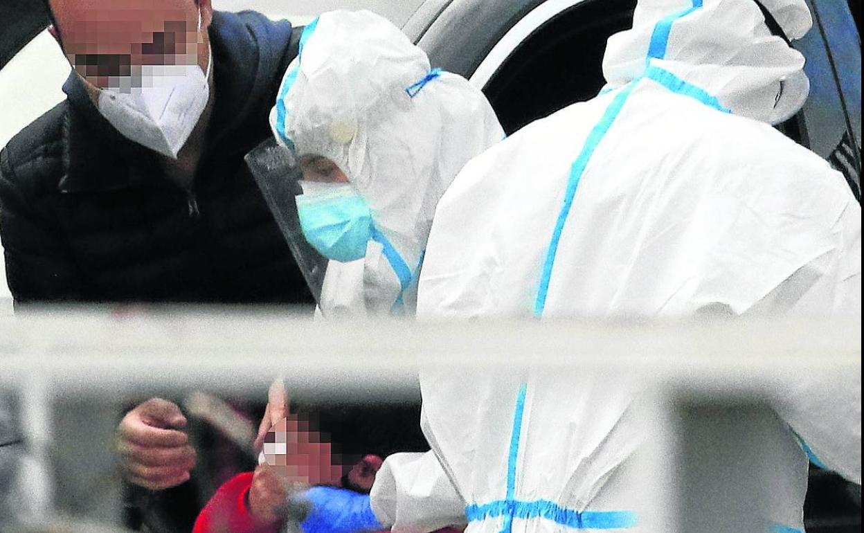 Sanitarios realizan una PCR en la zona habilitada en el exterior del Hospital General de Segovia. 