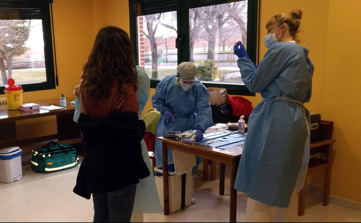 Vacunación contra el coronavirus en la residencia El Alamillo de Cuéllar, en Segovia. 