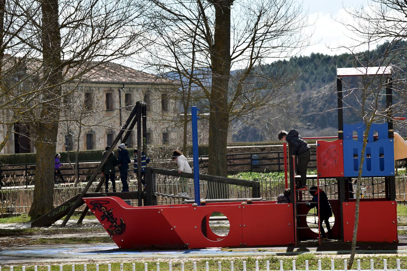 Fotos: Ilusiones infantiles en el parque de Aguilar tras un año cerrado