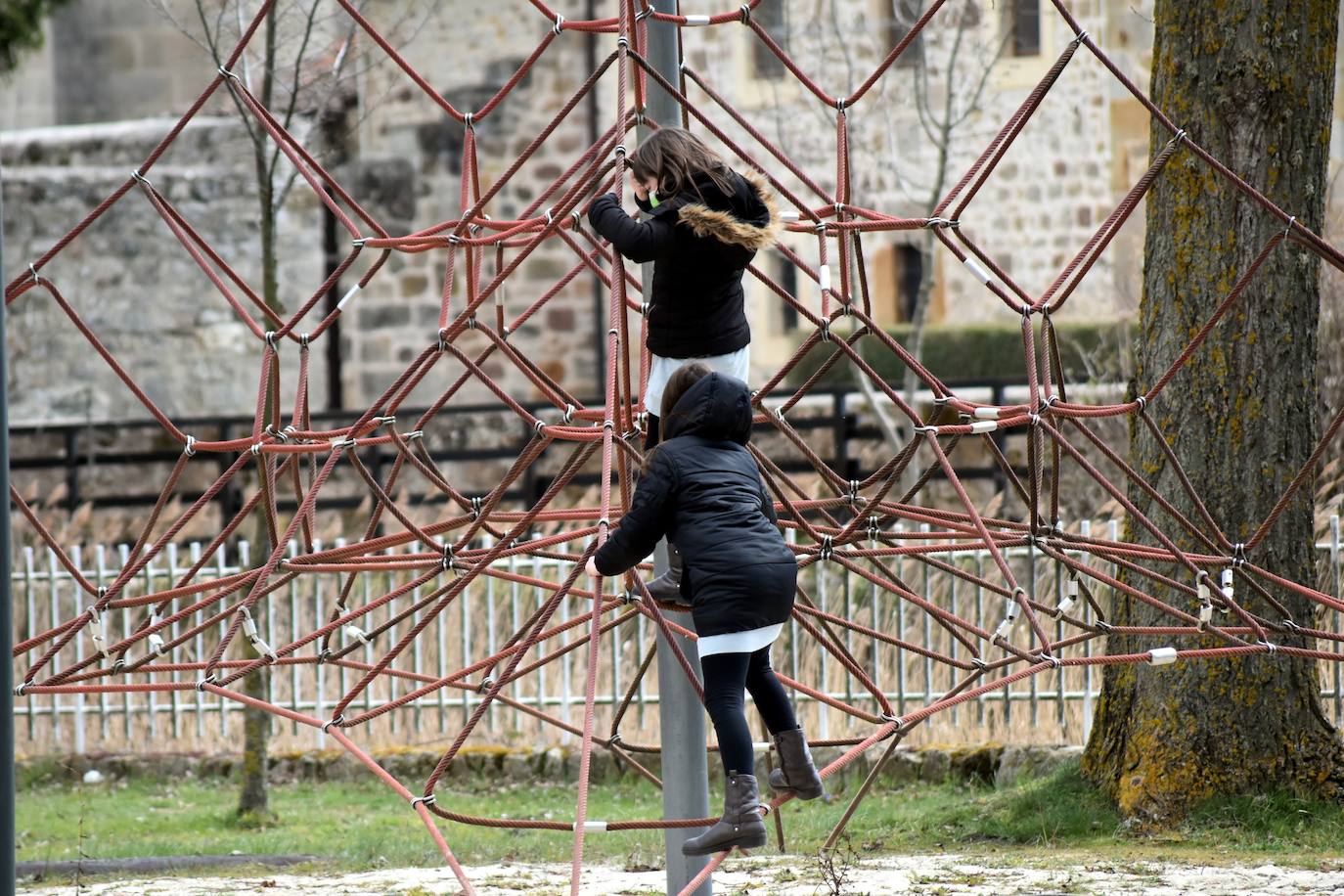 Fotos: Ilusiones infantiles en el parque de Aguilar tras un año cerrado