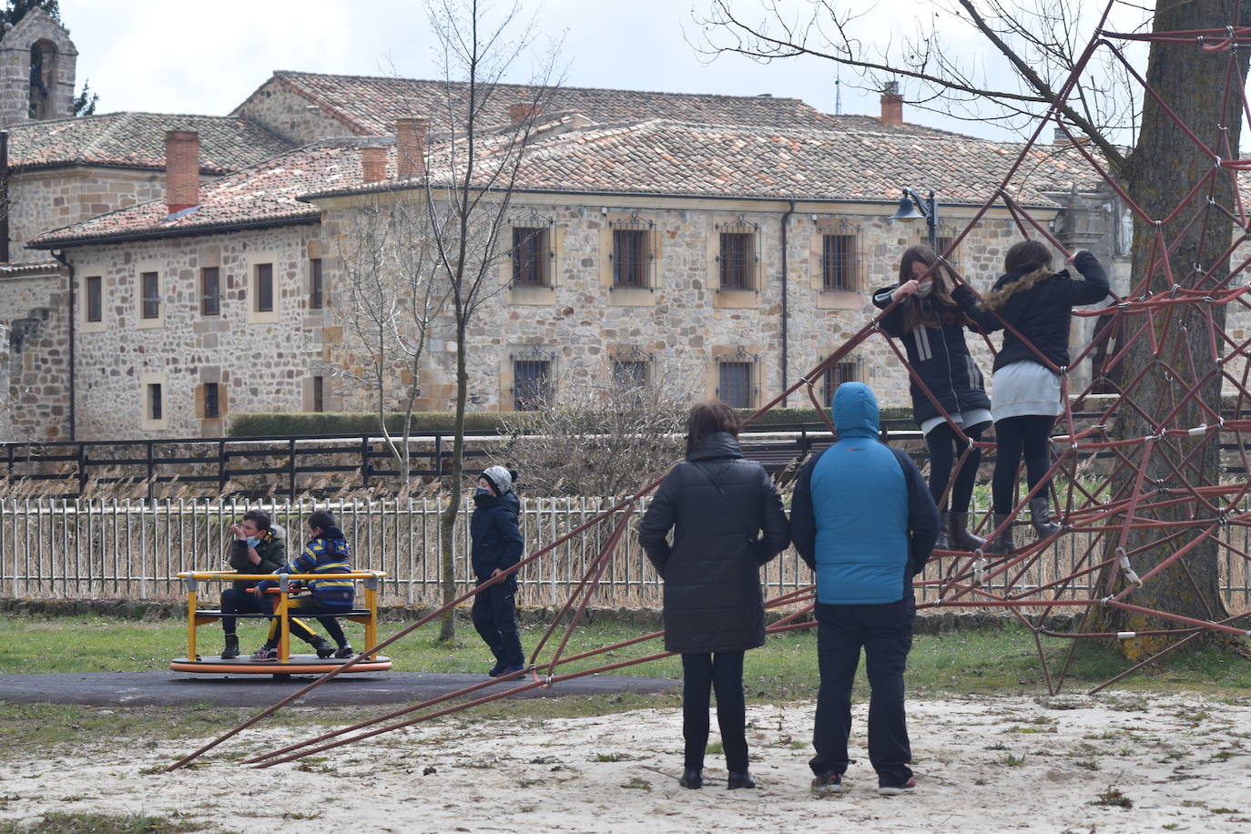 Fotos: Ilusiones infantiles en el parque de Aguilar tras un año cerrado