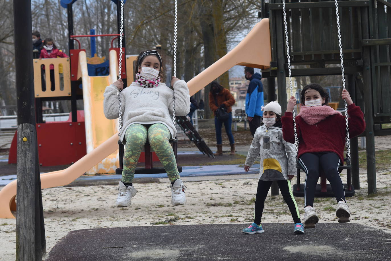 Fotos: Ilusiones infantiles en el parque de Aguilar tras un año cerrado